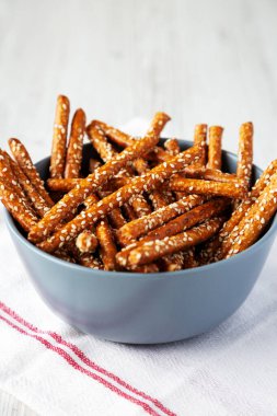 Fırında Pretzel Susam Çubukları, yan görünüm. 