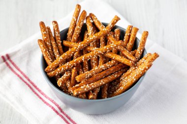 Fırında Pretzel Susam Çubukları, yan görünüm. 