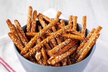 Fırında Pretzel Susam Çubukları, yan görüş. Yakın plan..