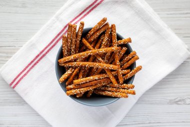 Fırınlanmış Pretzel Susam Çubukları, üst manzara. Dümdüz, tepeden, yukarıdan.