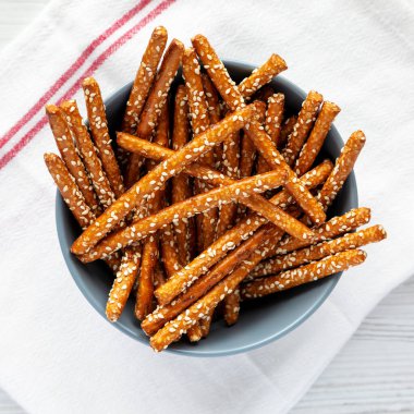 Fırınlanmış Pretzel Susam Çubukları, üst manzara. Dümdüz, tepeden, yukarıdan.