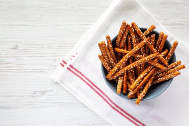 Fırınlanmış Pretzel Susam Çubukları, üst manzara. Dümdüz, tepeden, yukarıdan. Metin için boşluk.