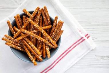 Fırınlanmış Pretzel Susam Çubukları, üst manzara. Dümdüz, tepeden, yukarıdan. Boşluğu kopyala.