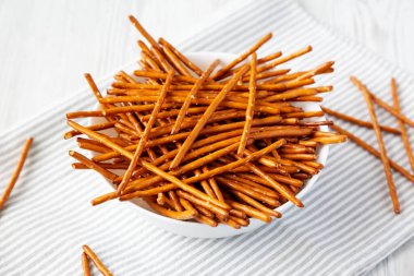 Çıtır çıtır tuzlu kraker Bir kasede çubuklar, yan manzara.