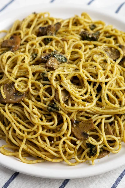Casă Spanac Ciuperci Pesto Spaghete Farfurie Vedere Laterală Close — Fotografie, imagine de stoc