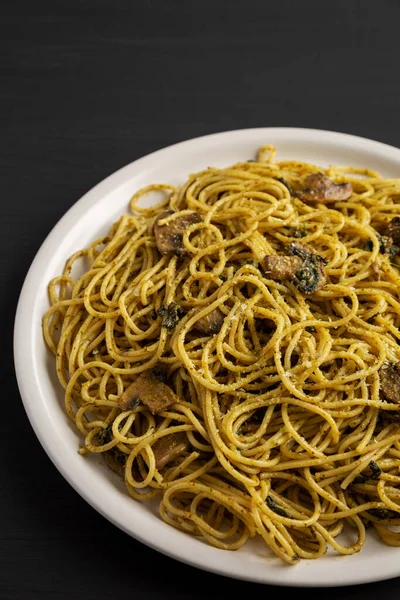 Homemade Spinach Mushroom Pesto Spaghetti Plate Black Background Low Angle — Foto de Stock