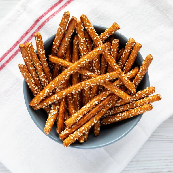Fırınlanmış Pretzel Susam Çubukları, üst manzara. Dümdüz, tepeden, yukarıdan.