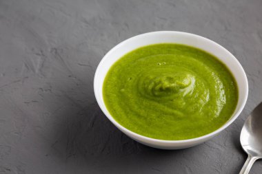 Gri yüzeyde ev yapımı Brokoli Çorbası, yan görüş. Boşluğu kopyala.
