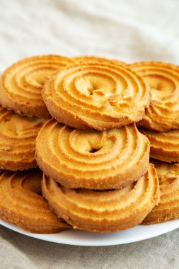 Tabakta ev yapımı Sprits Bisküvileri, yan görüş. Yakın plan..