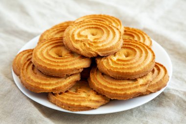 Tabakta ev yapımı Sprits Bisküvileri, yan görüş. Yakın plan..