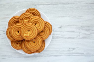 Tabakta ev yapımı Sprits Bisküvileri, üst manzara. Dümdüz, tepeden, yukarıdan. Metin için boşluk.