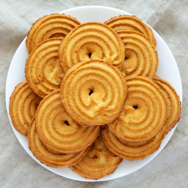 Tabakta ev yapımı Sprits Bisküvileri, üst manzara. Dümdüz, tepeden, yukarıdan. Yakın plan..