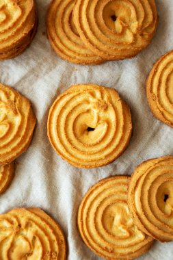 Ev yapımı Sprits Bisküvileri. Dümdüz, tepeden, yukarıdan.