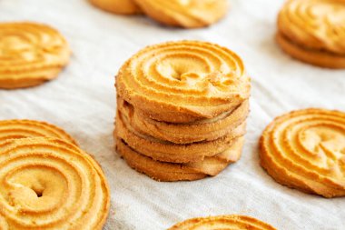 Ev yapımı Sprits bisküvileri yemeye hazır, düşük açılı. Yakın plan..