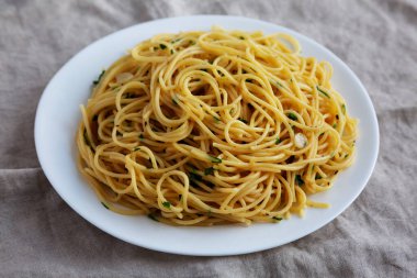Yanında sarımsak ve yağlı makarna ile ev yapımı spagetti..