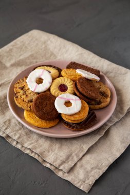 Pembe tabakta bisküvi çeşitliliği, düşük açı görünümü. 