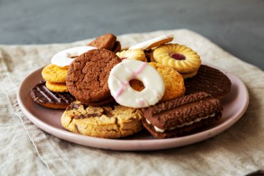 Pembe tabakta çeşitli bisküviler, yan görüş. Yakın plan..