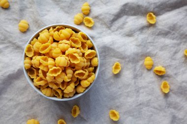 Kuru Organik Gnocchi Makarnası. Dümdüz, tepeden, yukarıdan.