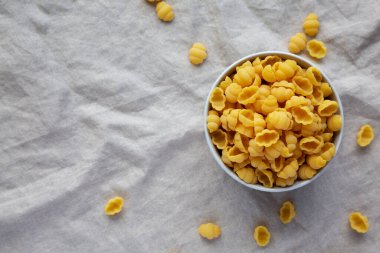 Kuru Organik Gnocchi Makarnası. Dümdüz, tepeden, yukarıdan. Metin için boşluk.