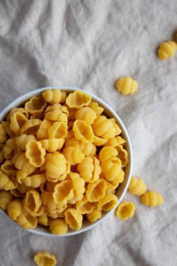 Kuru Organik Gnocchi Makarnası. Dümdüz, tepeden, yukarıdan. Boşluğu kopyala.