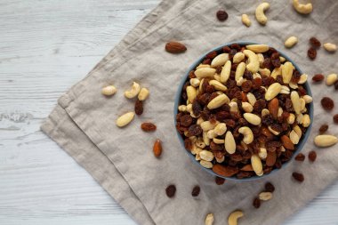 Raw Trail Mix with Nuts and Fruits in a Bowl, top view. Dümdüz, tepeden, yukarıdan. Boşluğu kopyala.
