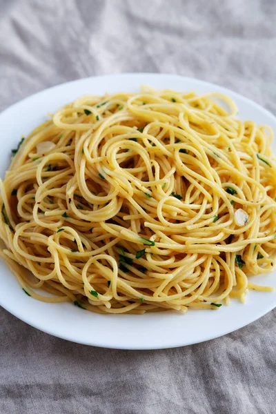 Domowe Spaghetti Czosnkiem Makaronem Olejowym Płycie Widok Boku — Zdjęcie stockowe