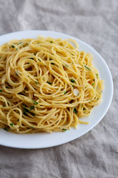 Domowej Roboty Spaghetti Czosnkiem Makaronem Olejowym Płycie Widok Boku Zbliżenie — Zdjęcie stockowe