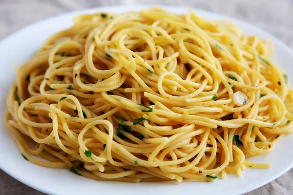 Спагетті Часником Олією Плиті Вид Збоку — стокове фото