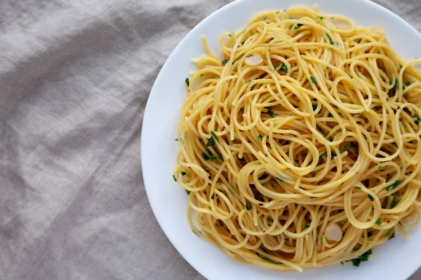 Spaghete Casă Usturoi Pastă Ulei Farfurie Vedere Sus Plat Culcat — Fotografie, imagine de stoc