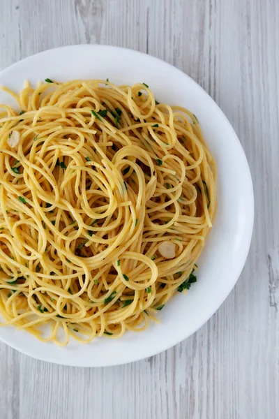 Espaguetis Caseros Con Ajo Pasta Aceite Una Placa Vista Superior — Foto de Stock
