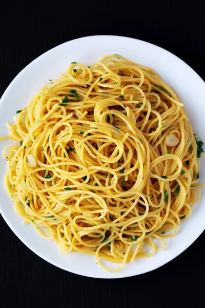 Spaghetti Buatan Sendiri Dengan Bawang Putih Dan Minyak Pasta Pada — Stok Foto
