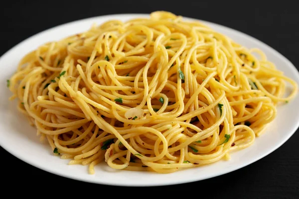 Házi Készítésű Spagetti Fokhagymával Olajos Tésztával Tányéron Oldalnézetből — Stock Fotó