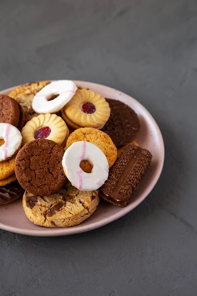 Sorte Kekse Auf Rosa Teller Seitenansicht — Stockfoto