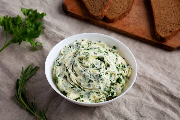 Hausgemachte Kräuterbutter Mit Rosmarin Und Petersilie Einer Schüssel Seitenansicht — Stockfoto