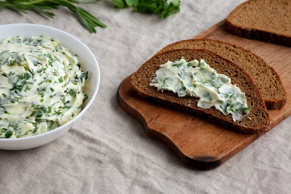 Hausgemachte Kräuterbutter Mit Rosmarin Und Petersilie Niedriger Blickwinkel Nahaufnahme — Stockfoto