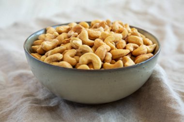 Ev yapımı kavrulmuş ve tuzlu kaju fıstığı kasede, düşük açılı. Yakın plan..