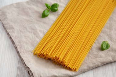 Çiğ Organik Spagetti Makarnası Bir demet, yan görüş. 