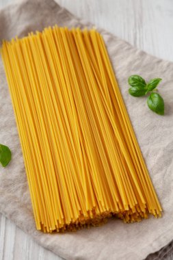 Bir demet çiğ organik spagetti, düşük açılı.. 