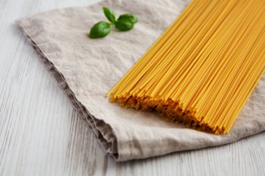 Çiğ Organik Spagetti Makarnası Bir demet, yan görüş. 