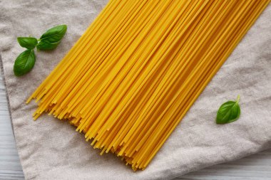 Çiğ Organik Spagetti Makarnası Bir demet, üst manzara. Düz yatıyordu, yukarıdan, yukarıdan. 