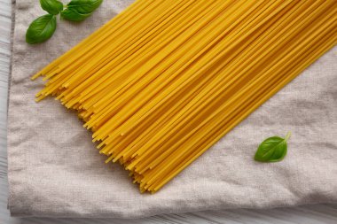 Çiğ Organik Spagetti Makarnası Bir demet, üst manzara. Düz yatıyordu, yukarıdan, yukarıdan. 