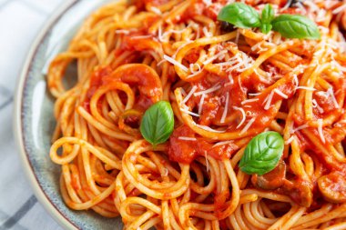 Zeytinli ve domates soslu ev yapımı spagetti. Yakın plan..