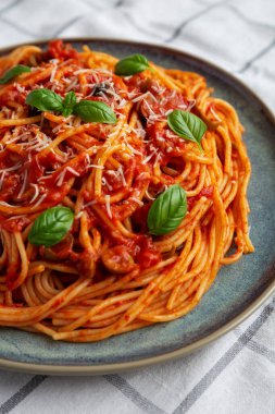 Zeytinli ve domates soslu ev yapımı spagetti. Yakın plan..