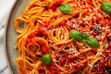 Tabakta zeytin ve domates soslu ev yapımı spagetti. Dümdüz, tepeden, yukarıdan. Yakın plan..