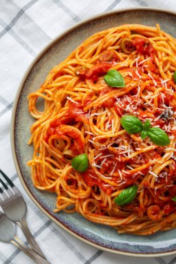 Tabakta zeytin ve domates soslu ev yapımı spagetti. Dümdüz, tepeden, yukarıdan. 
