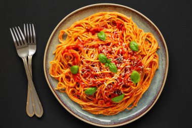 Tabakta zeytin ve domates soslu ev yapımı spagetti. Dümdüz, tepeden, yukarıdan. 