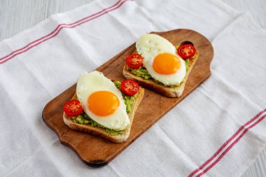 Ev yapımı saglikli yumurta, avokado ve domates tostu.. 