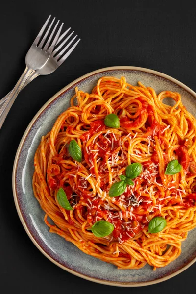 Domowe Spaghetti Oliwkami Sosem Pomidorowym Płycie Widok Góry Płaskie Ułożenie — Zdjęcie stockowe