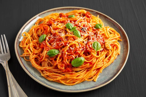 Espaguetis Caseros Con Aceitunas Salsa Tomate Plato Vista Lateral Primer —  Fotos de Stock