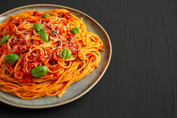 Espaguetis Caseros Con Aceitunas Salsa Tomate Plato Vista Lateral Copiar —  Fotos de Stock